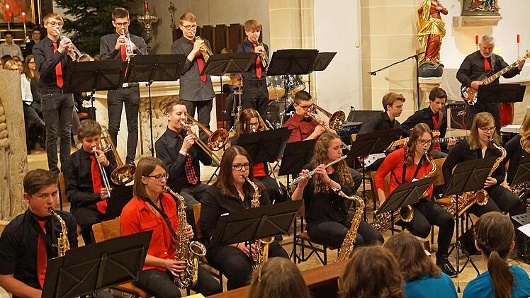 Wieder einmal ein echter Höhepunkt war der klanggewaltige und mitreißende Auftritt der Big Band des Frankenwald-Gymnasiums unter der Leitung von Stefanie Bär.  Foto: Matthias Schneider