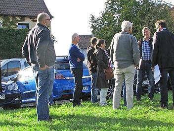 Der Ausschuss IBU informierte sich am entstehenden Freizeitgel&auml;nde &uuml;ber M&ouml;glichkeiten f&uuml;r neue Pkw-Stellpl&auml;tze.  Foto: Norbert Karbach