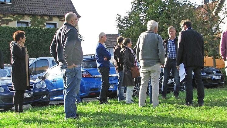Der Ausschuss IBU informierte sich am entstehenden Freizeitgel&auml;nde &uuml;ber M&ouml;glichkeiten f&uuml;r neue Pkw-Stellpl&auml;tze.  Foto: Norbert Karbach