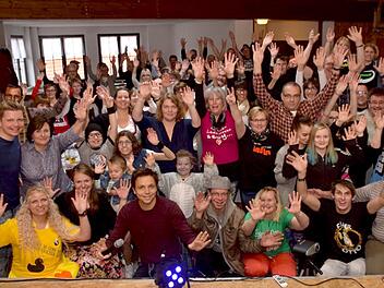 Tolle Stimmung herrschte bei der ersten "Dorfrocker-Convention" am Sonntag in Kirchaich anlässlich des zehnten Geburtstages des Fanclubs "Yodlio". Die drei "Dorfrocker" Tobias (links), Markus (unten, Dritter von links) und Phillip Thomann (nicht im Bild) genossen die Veranstaltung ebenso wie Fanclub-Leiterin Anja Döring (unten, links).Ralf Naumann