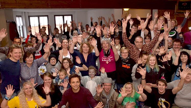 Tolle Stimmung herrschte bei der ersten "Dorfrocker-Convention" am Sonntag in Kirchaich anlässlich des zehnten Geburtstages des Fanclubs "Yodlio". Die drei "Dorfrocker" Tobias (links), Markus (unten, Dritter von links) und Phillip Thomann (nicht im Bild) genossen die Veranstaltung ebenso wie Fanclub-Leiterin Anja Döring (unten, links).Ralf Naumann