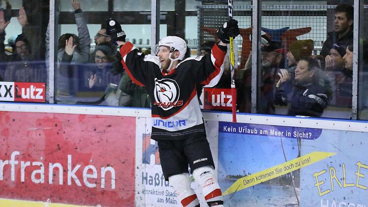 Tor für Haßfurt: Nach seinem Treffer zur 2:1-Führung war die Welt bei Jakub Sramek noch in Ordnung. Kurz darauf musste der Torjäger der "Hawks" nach einem Stockcheck mit starken Schmerzen in der Rippengegend vom Eis.