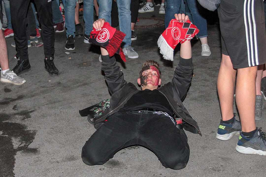 1. FCN steigt auf: Fans feiern in Nürnberg