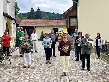 In Zeyern wurden geehrt: Marga Erhardt, Beate Kotschenreuther, Kaplan Florian Will, Gisela Eberth, Luca Weiß, Elisabeth Zapf, Thomas Erhardt, Veronika Felsecker, Stefan Fößel, Irmgard Jungbauer, Hubert Bähr, Marie-Therese Wunder und Mirco Weiß.  Fotos: Heike Schülein