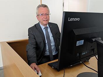 Joachim Meßler kann theoretisch bald von jedem Computer im Gericht auf die elektronischen Akten zugreifen und sie bearbeiten. Foto: Ellen Mützel