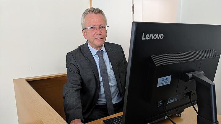 Joachim Meßler kann theoretisch bald von jedem Computer im Gericht auf die elektronischen Akten zugreifen und sie bearbeiten. Foto: Ellen Mützel
