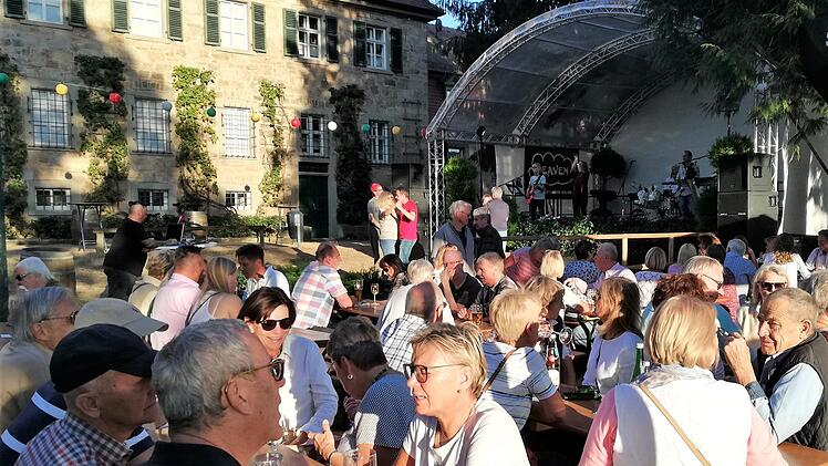 Schon um 18 Uhr gab es am Freitagabend kaum noch einen freien Sitzplatz. Foto: Sigismund von Dobschütz