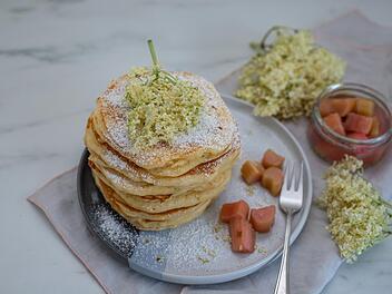 holunderblueten-rhabarber-pfannkuchen.jpg