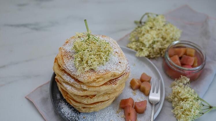 holunderblueten-rhabarber-pfannkuchen.jpg