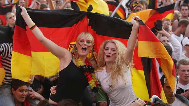 Die Stimmung kocht am Brandenburger Tor in Berlin: Deutsche Fans auf der Fanmeile beim Finale der EM 2008 zwischen Deutschland und Spanien. So sch&ouml;n wie es mal war, wird es nie wieder. Oder etwa doch? Deutschland k&ouml;nnte ein wenig Euphorie gebrauchen.