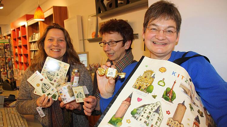 Viel mehr als Bücher: Isolde Weidinger, Anna Thomas und Sigrid Klein haben ihre Buchhandlung um zahlreiche Kitzingen-Souvenirs erweitert.