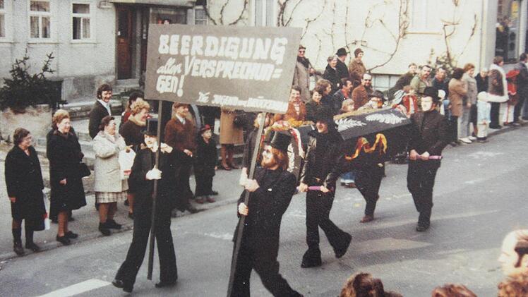 In den 1970er Jahren beerdigten Brückenauer Jugendliche symbolisch Versprechen, darunter sind spätere Stadträte. Foto: Archiv Prause