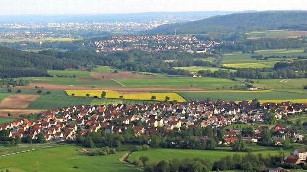 Blick über Reckendorf und Baunach in den Bamberger Talkessel.