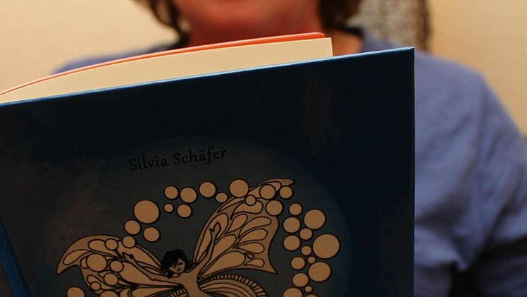"Sterntalerreise" heißt der erste Lyrikband von Silvia Schäfer aus Mainleus. Foto: Jürgen Gärtner