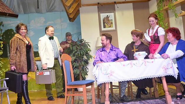 Im Haus des erfolgreichen "Bordelliers" Wolfgang Josef Raublinger geht es turbulent zu. Von links Madame (Claudia Rauch), Dr. Schlauch (Michael Hohenadel), Hausmeister Pauli (Andreas Ludwig), Milieugröße Raublinger (Alexander Ludwig), Pater Fidelis (Roy Fischer), Maria (Sonja Karl), Anna Raublinger (Elfriede Stey). Foto: K.- H. Hofmann