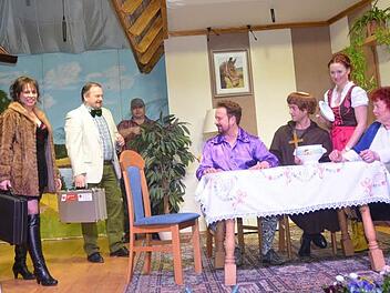 Im Haus des erfolgreichen "Bordelliers" Wolfgang Josef Raublinger geht es turbulent zu. Von links Madame (Claudia Rauch), Dr. Schlauch (Michael Hohenadel), Hausmeister Pauli (Andreas Ludwig), Milieugröße Raublinger (Alexander Ludwig), Pater Fidelis (Roy Fischer), Maria (Sonja Karl), Anna Raublinger (Elfriede Stey). Foto: K.- H. Hofmann