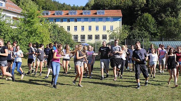Die neuen Auszubildenden der Kulmbacher Brauerei meistern erste teambildende Aufgaben: Der Spa&szlig; und Sport kommen dabei nicht zu kurz.  Foto: Kulmbacher Brauerei