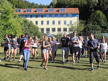 Die neuen Auszubildenden der Kulmbacher Brauerei meistern erste teambildende Aufgaben: Der Spaß und Sport kommen dabei nicht zu kurz.  Foto: Kulmbacher Brauerei