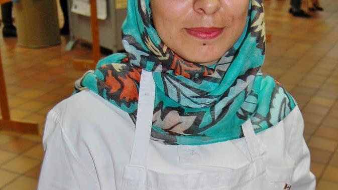 Berufsschülerin Azade mit gefüllten Paprika und Auberginen. Foto: Sigismund von Dobschütz