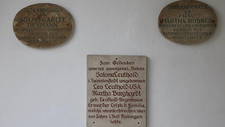 Im Tahara-Haus hängen auch Gedenktafeln an emigrierte Juden. Foto: Ralf Ruppert