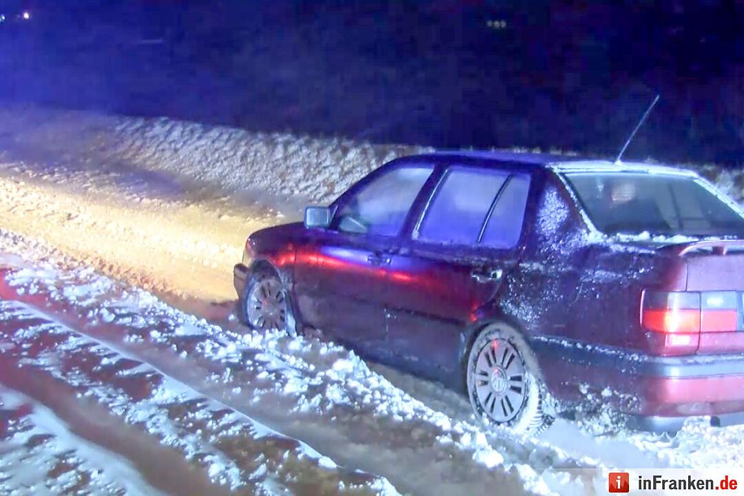 Winterchaos in Hochfranken - Laster und Autos stecken fest - Sturmböen sorgen für Schneeverwehungen - Schnee liegt auf den Straßen mehr als knöchelhoch