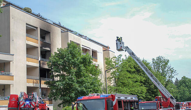 N&uuml;rnberg: Feuer in Wohnhaus - Feuerwehr rettet Bewohner