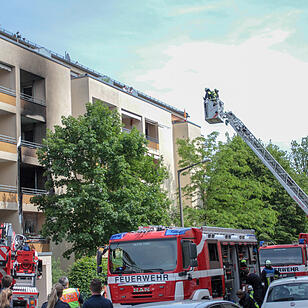 Nürnberg: Feuer in Wohnhaus - Feuerwehr rettet Bewohner