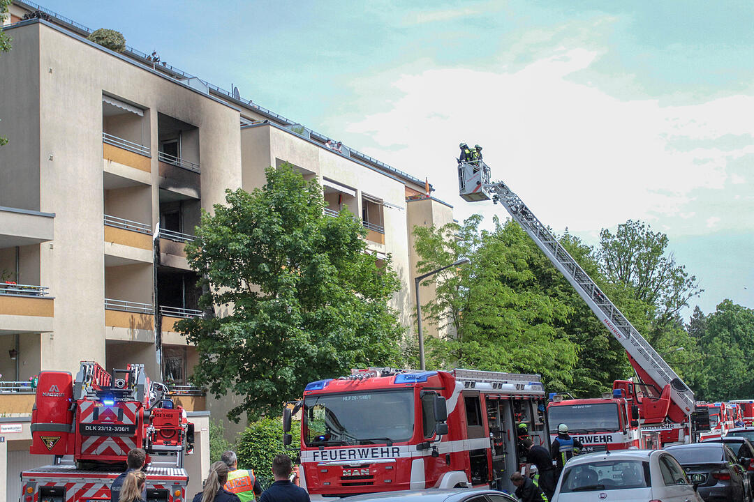 Nürnberg: Feuer in Wohnhaus - Feuerwehr rettet Bewohner