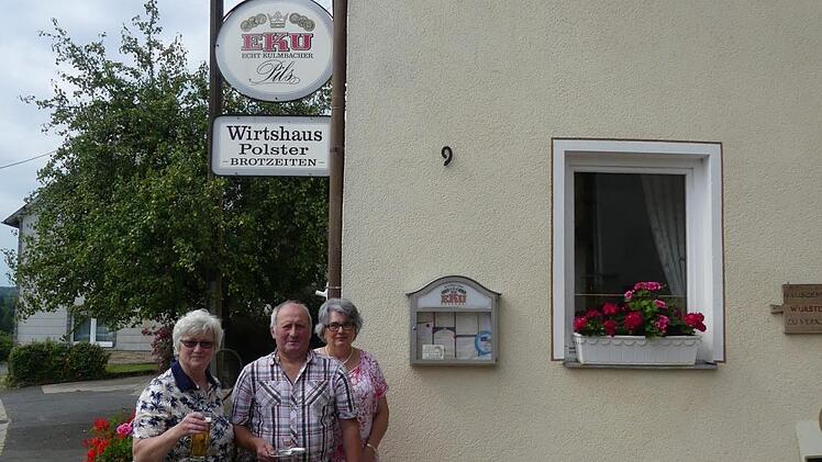 Die Wirtsleute Elfriede und Erich  Polster mit Annemarie (r.) Foto: Paul Pöhlmann