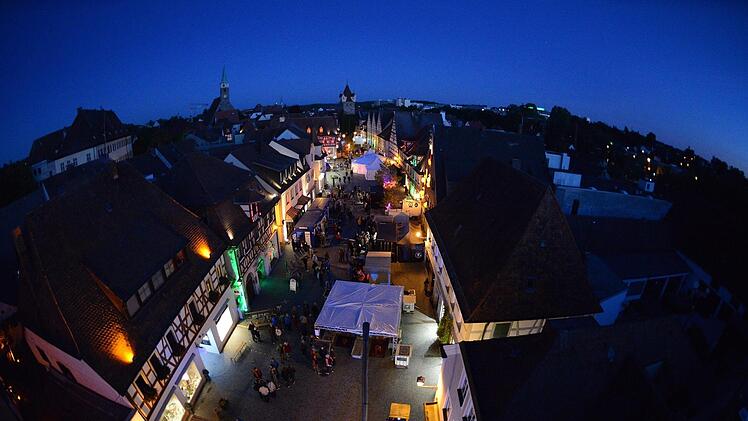 Blick vom Türmersturm: Leuchtende Hauptstraße von oben  Fotos: Hans-Martin Issler