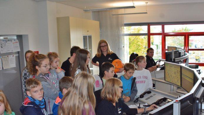 Sabine Faulhaber in den "heiligen Räumen der Integrierten Leitstelle Schweinfurt". Am Computer musste sie viele Fragen beantworten und zeigte den Kindern wie das vor sich geht, wenn ein Notruf eingeht und weiter verarbeitet wird.  Hanns Friedrich