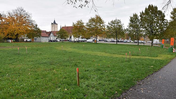 Die Stadt Haßfurt errichtet westlich des Parkplatzes am Gries einen neuen Wohnmobilstellplatz mit 30 Plätzen.