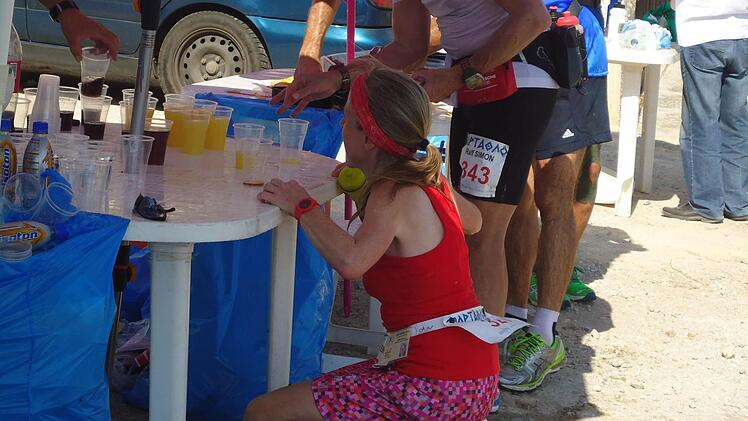 Um den Kreislauf in Bewegung zu halten, kniet Marika Heinlein vor einer Verpflegungsstation beim Spartathlon. Foto: Christiane Kaup