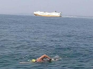 Peter Hücker beim dritten Versuch, den Ärmelkanal zu durchschwimmen. Er scheiterte knapp - und will es wieder wissen.  Fotos: privat