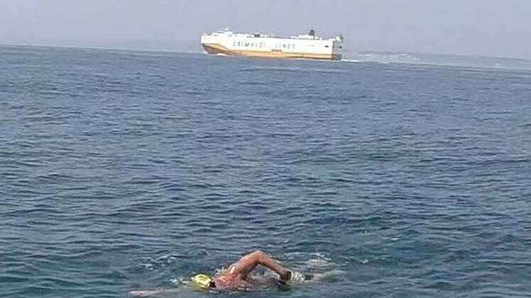 Peter Hücker beim dritten Versuch, den Ärmelkanal zu durchschwimmen. Er scheiterte knapp - und will es wieder wissen.  Fotos: privat