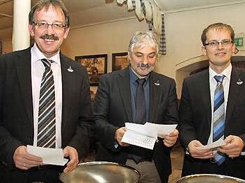 Die WGK-Spitze mit (von links) Stefan Schaffranek, Klaus-Hermann Hofmann und Ralf Hartnack freut sich bei der Auszählung über die Einigkeit: Alle 30 Kandidaten wurden einstimmig nominiert. Foto: Sonja Adam
