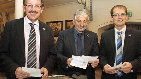 Die WGK-Spitze mit (von links) Stefan Schaffranek, Klaus-Hermann Hofmann und Ralf Hartnack freut sich bei der Auszählung über die Einigkeit: Alle 30 Kandidaten wurden einstimmig nominiert. Foto: Sonja Adam