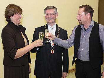 Als eine seiner letzten Amtshandlungen zeichnete Bürgermeister Gerhard Schmitt (M.) Anneliese Preu und Jugendpfleger Ludwig Schmitt mit der Ehrenmedaille in Silber aus.Foto: fra-press