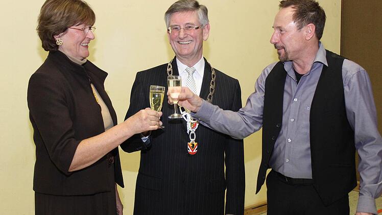 Als eine seiner letzten Amtshandlungen zeichnete Bürgermeister Gerhard Schmitt (M.) Anneliese Preu und Jugendpfleger Ludwig Schmitt mit der Ehrenmedaille in Silber aus.Foto: fra-press
