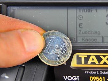 Taxameter in einem Coburger Taxi: Ab 1. Juli wird pro Fahrt ein Grundpreis von 3,10 Euro fällig. Neu ist, dass auch bei Nichtantritt der Fahrt bezahlt werden muss, wenn der Fahrgast schuld ist. Foto: Simone Bastian