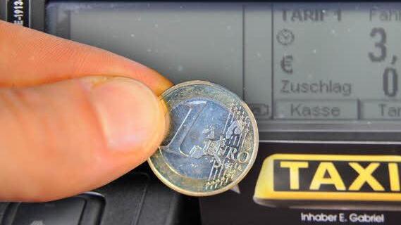 Taxameter in einem Coburger Taxi: Ab 1. Juli wird pro Fahrt ein Grundpreis von 3,10 Euro fällig. Neu ist, dass auch bei Nichtantritt der Fahrt bezahlt werden muss, wenn der Fahrgast schuld ist. Foto: Simone Bastian