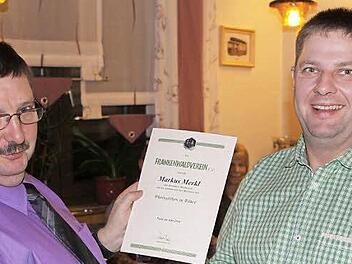 Der Obmann des Frankenwaldvereins Nurn, Karlheinz Deuerling (links), zeichnete Markus Merkel mit dem Ehrenzeichen in Silber für großes Engagement im Frankenwaldverein aus.  Foto: Michael Wunder