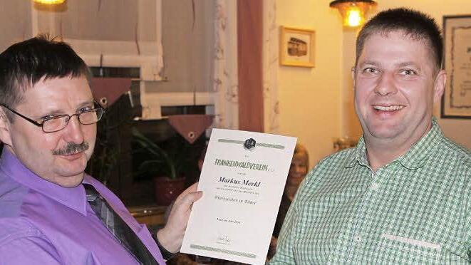 Der Obmann des Frankenwaldvereins Nurn, Karlheinz Deuerling (links), zeichnete Markus Merkel mit dem Ehrenzeichen in Silber für großes Engagement im Frankenwaldverein aus.  Foto: Michael Wunder