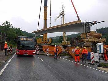 Gestern wurden die jeweils 75 Tonnen schweren Brückenbauteile in Roth am Forst angeliefert. Foto: Berthold Köhler