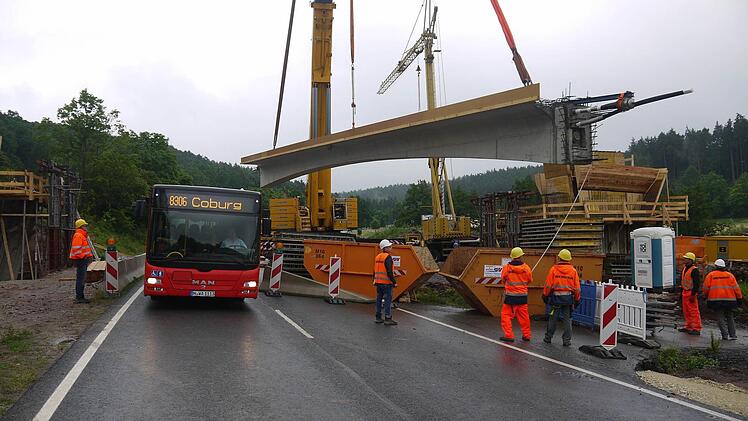 Gestern wurden die jeweils 75 Tonnen schweren Brückenbauteile in Roth am Forst angeliefert. Foto: Berthold Köhler