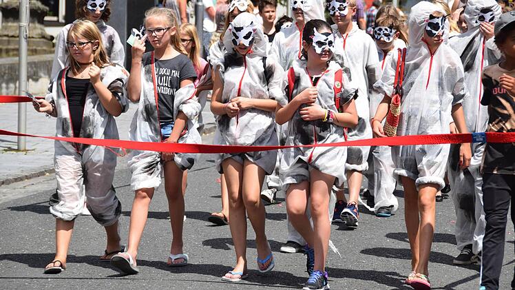Eine Kuh macht Muh, viele Kühe machen Mühe: Die Mitteschüler brachten eine ganze Herde mit. Foto: Ronald Rinklef