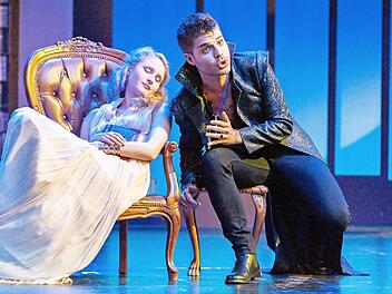 Monostatos (Lluís Frigola Rodríguez) pirscht sich an Pamina (Jasmin Maria Hörner) heran. Foto: Gerhard Schlötzer