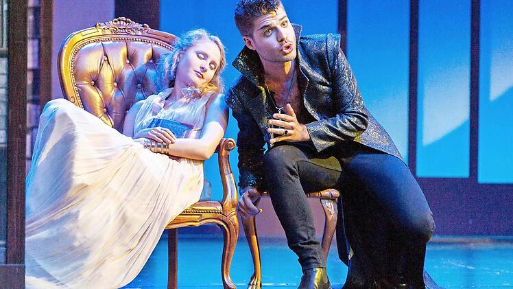 Monostatos (Lluís Frigola Rodríguez) pirscht sich an Pamina (Jasmin Maria Hörner) heran. Foto: Gerhard Schlötzer