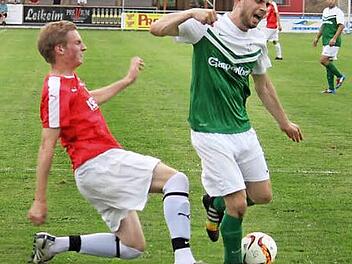 SG-Neuzugang Niko Gierlich setzt im gegnerischen Strafraum energisch nach. Für die "Zweite" hat er erst ein Spiel bestritten, dabei aber gleich vier Treffer gegen die SG Wallenfels/Zeyern erzielt. Foto: M. Foltes