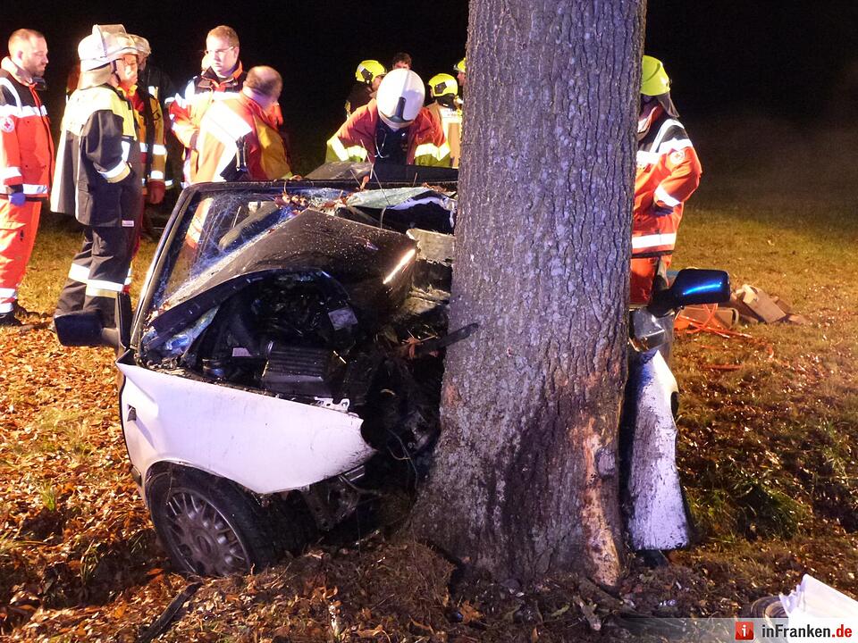 Tödlicher Unfall – Junger Fahrer kollidiert mit Baum